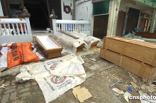 图:印尼尼亚斯岛灾区死尸急须清理